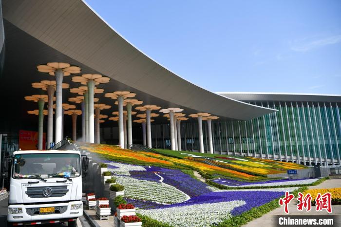 第五屆進(jìn)博會(huì)場(chǎng)館景觀裝飾全面定妝?！￡悏?mèng)澤 攝